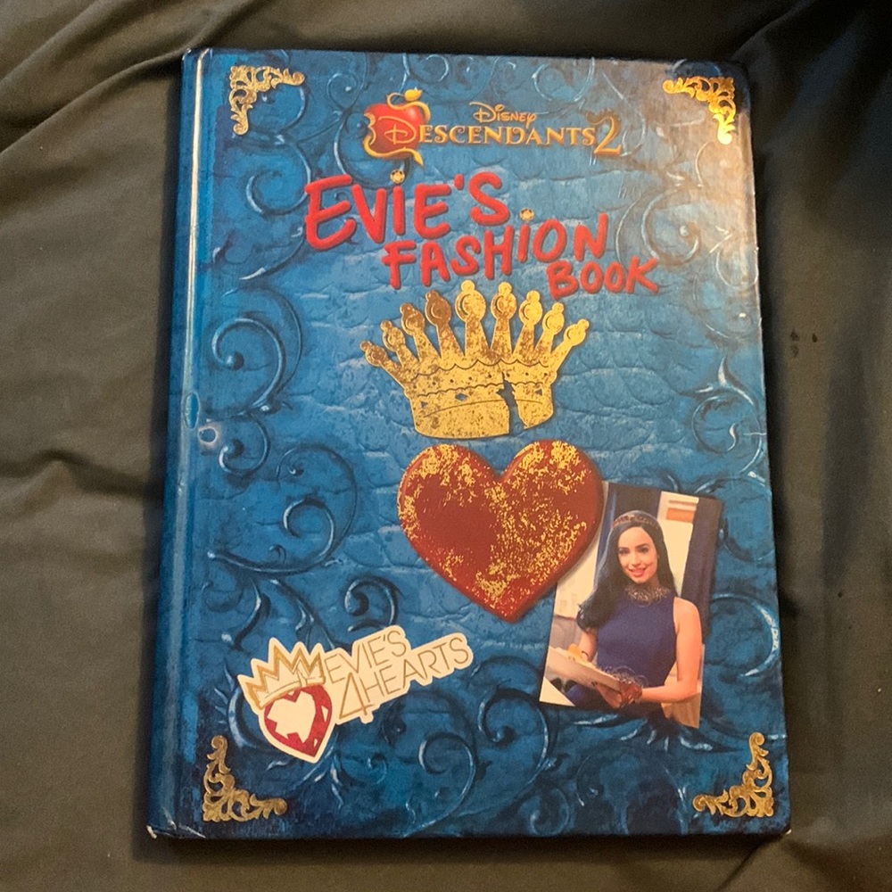Disney’s Descendants 2 Eves’s Fashion Book